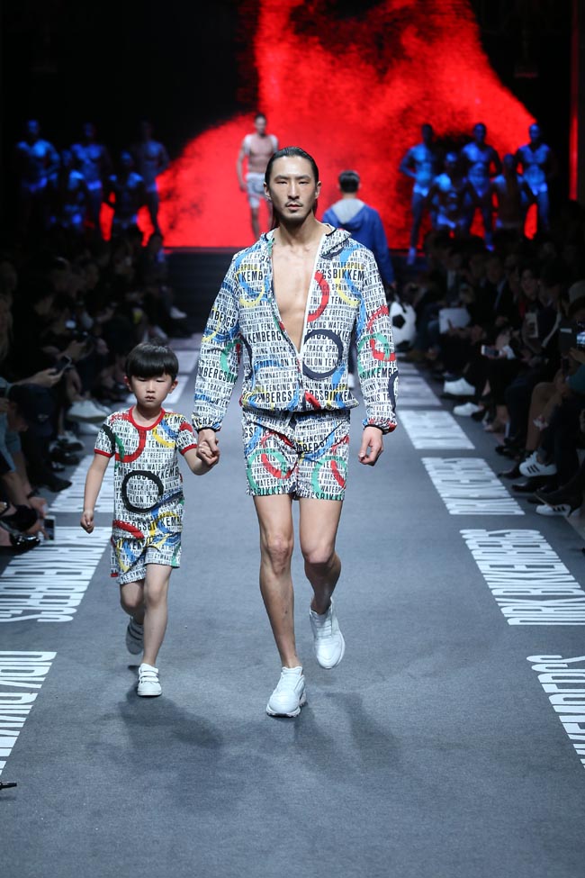 Dirk Bikkembergs conquista Shangai. Sfilata-evento alla fashion week Dirk Bikkembergs conquista Shangai. Sfilata-evento alla fashion week