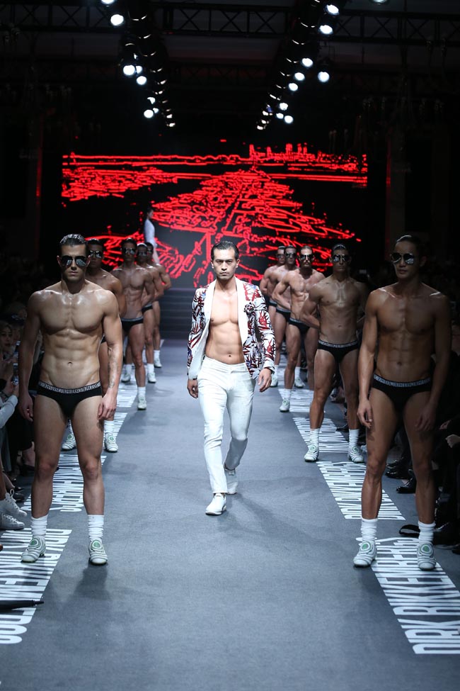 Dirk Bikkembergs conquista Shangai. Sfilata-evento alla fashion week Dirk Bikkembergs conquista Shangai. Sfilata-evento alla fashion week