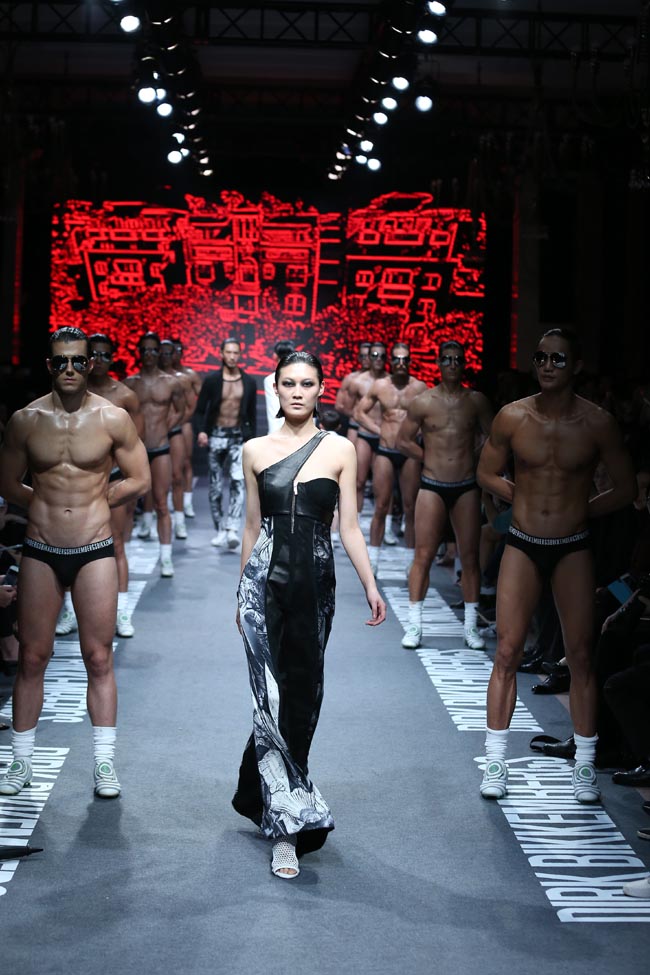 Dirk Bikkembergs conquista Shangai. Sfilata-evento alla fashion week Dirk Bikkembergs conquista Shangai. Sfilata-evento alla fashion week