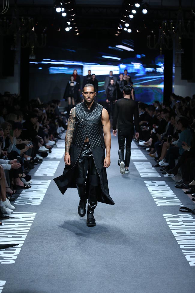 Dirk Bikkembergs conquista Shangai. Sfilata-evento alla fashion week Dirk Bikkembergs conquista Shangai. Sfilata-evento alla fashion week