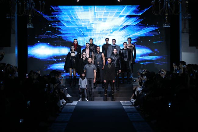 Dirk Bikkembergs conquista Shangai. Sfilata-evento alla fashion week Dirk Bikkembergs conquista Shangai. Sfilata-evento alla fashion week