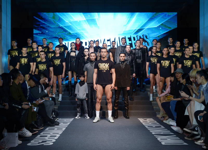 Dirk Bikkembergs conquista Shangai. Sfilata-evento alla fashion week Dirk Bikkembergs conquista Shangai. Sfilata-evento alla fashion week
