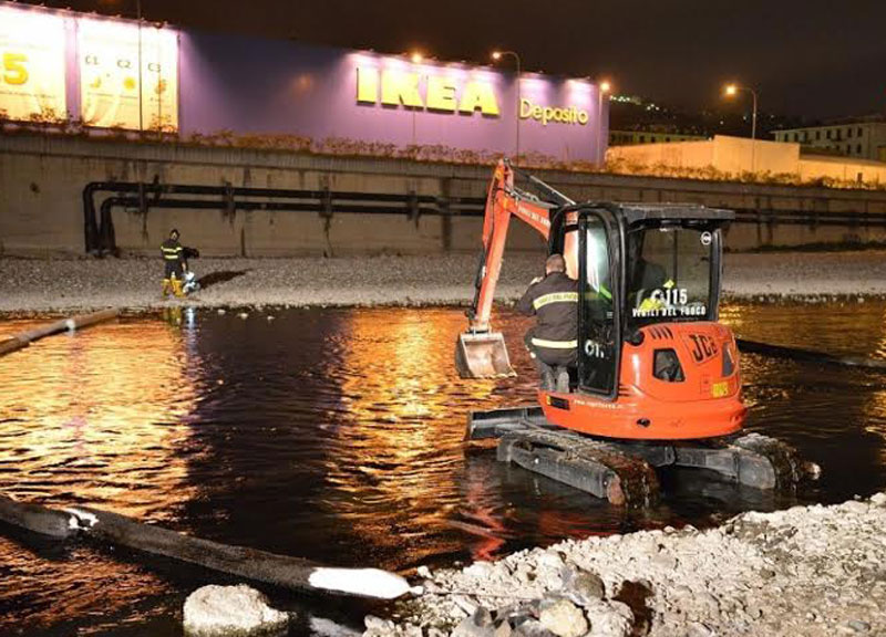 Sversamento di greggio a Genova. Lotta dei pompieri per evitare che arrivi in mare Sversamento di greggio a Genova. Lotta dei pompieri per evitare che arrivi in mare