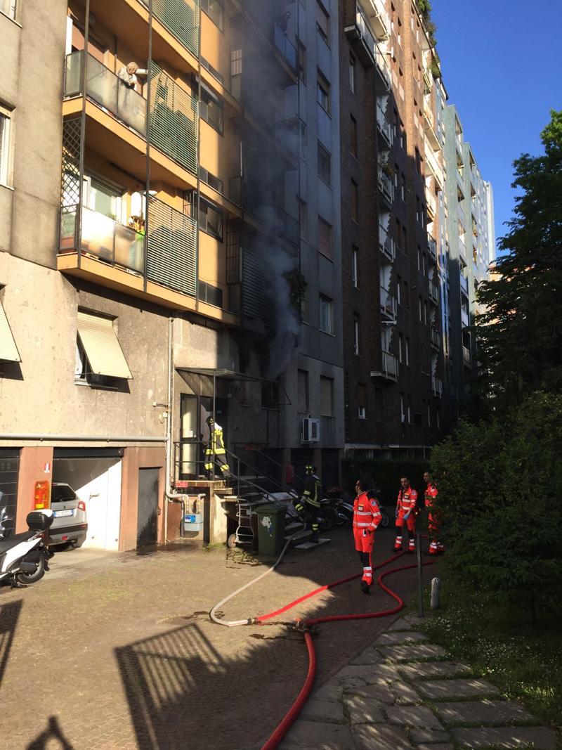 Incendio in via Leone XIII: i vigili del fuoco salvano dei bambini. Le foto di Affari Incendio in via Leone XIII: i vigili del fuoco salvano dei bambini. Le foto di Affari