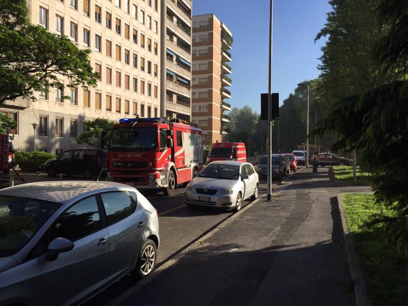 Incendio in via Leone XIII: i vigili del fuoco salvano dei bambini. Le foto di Affari Incendio in via Leone XIII: i vigili del fuoco salvano dei bambini. Le foto di Affari
