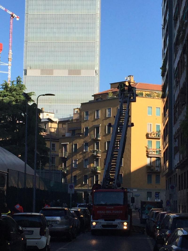 Incendio in via Leone XIII: i vigili del fuoco salvano dei bambini. Le foto di Affari Incendio in via Leone XIII: i vigili del fuoco salvano dei bambini. Le foto di Affari