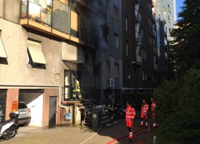 Incendio in via Leone XIII: i vigili del fuoco salvano dei bambini. Le foto di Affari