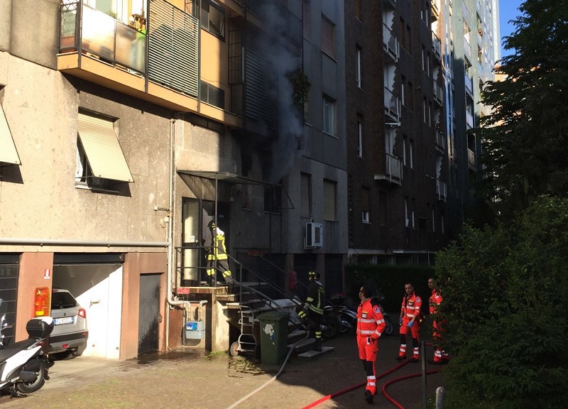 Incendio in via Leone XIII: i vigili del fuoco salvano dei bambini. Le foto di Affari Incendio in via Leone XIII: i vigili del fuoco salvano dei bambini. Le foto di Affari