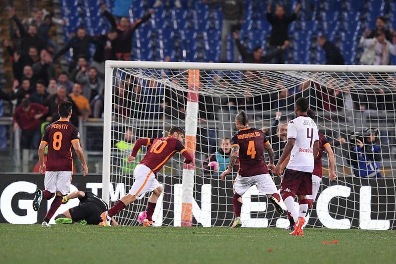 Serie A: Roma: Totti salva Spalletti: 2 gol in 3 minuti. Juve, quasi scudetto