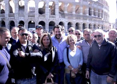 Salvini diventa “gladiatore” al Colosseo. “Tuteliamo saltafila e venditori di gadget”