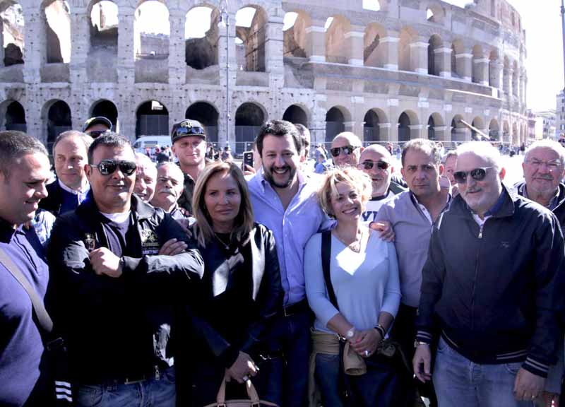 Salvini diventa “gladiatore” al Colosseo. “Tuteliamo saltafila e venditori di gadget” Salvini diventa “gladiatore” al Colosseo. “Tuteliamo saltafila e venditori di gadget”