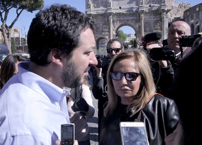 Salvini diventa “gladiatore” al Colosseo. “Tuteliamo saltafila e venditori di gadget” Salvini diventa “gladiatore” al Colosseo. “Tuteliamo saltafila e venditori di gadget”