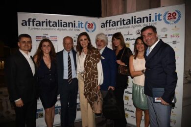 Affari di festa/ Tra tetti e tette, tacchi, tocchi e tic: i video, tutti