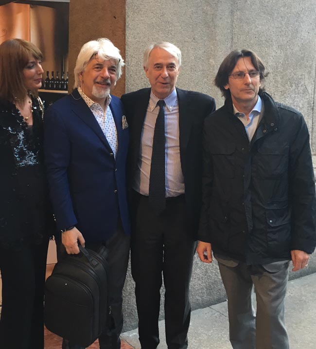 Affari di festa/ Tra tetti e tette, tacchi, tocchi e tic: i video, tutti Affari di festa/ Tra tetti e tette, tacchi, tocchi e tic: i video, tutti