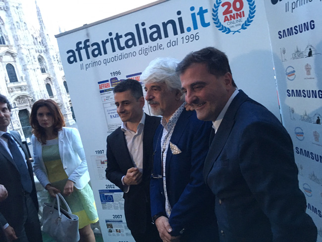 Affari di festa/ Tra tetti e tette, tacchi, tocchi e tic: i video, tutti Affari di festa/ Tra tetti e tette, tacchi, tocchi e tic: i video, tutti