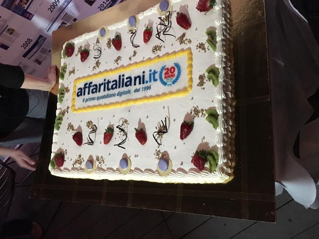 Affari di festa/ Tra tetti e tette, tacchi, tocchi e tic: i video, tutti Affari di festa/ Tra tetti e tette, tacchi, tocchi e tic: i video, tutti