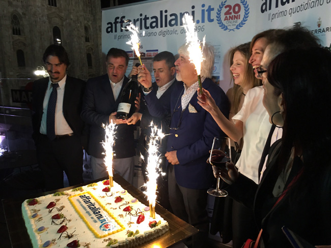 Affari di festa/ Tra tetti e tette, tacchi, tocchi e tic: i video, tutti Affari di festa/ Tra tetti e tette, tacchi, tocchi e tic: i video, tutti