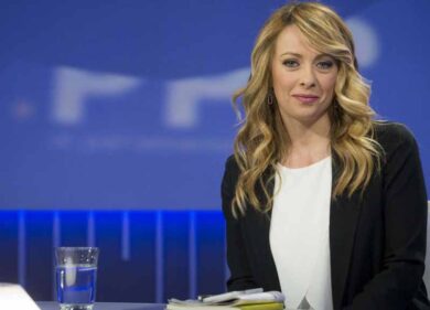 Meloni, forza della natura con poca memoria. Gravidanze e diritti: si crea un precedente