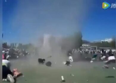 Tornado nel campetto della scuola elementare i bimbi volano in aria, il video