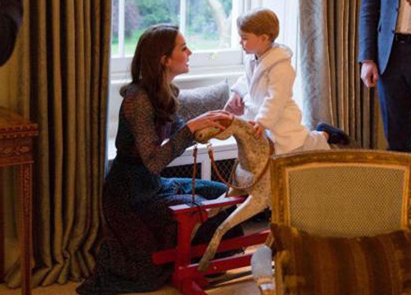 Kate Middleton “sconfitta” da George. Dove comprare la baby vestaglia