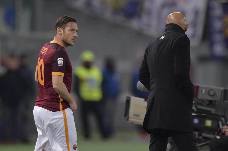 Roma, Totti si allena da solo con Spalletti. “Tutti i miei gol devono unire”