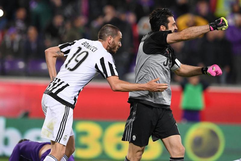 Buffon para il rigore e si riprende 2 titoli di calciopoli + 1: “E’ il mio nono titolo perché…” Buffon para il rigore e si riprende 2 titoli di calciopoli + 1: “E’ il mio nono titolo perché…”