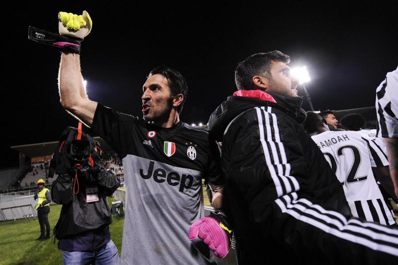 Buffon para il rigore e si riprende 2 titoli di calciopoli + 1: “E’ il mio nono titolo perché…” Buffon para il rigore e si riprende 2 titoli di calciopoli + 1: “E’ il mio nono titolo perché…”