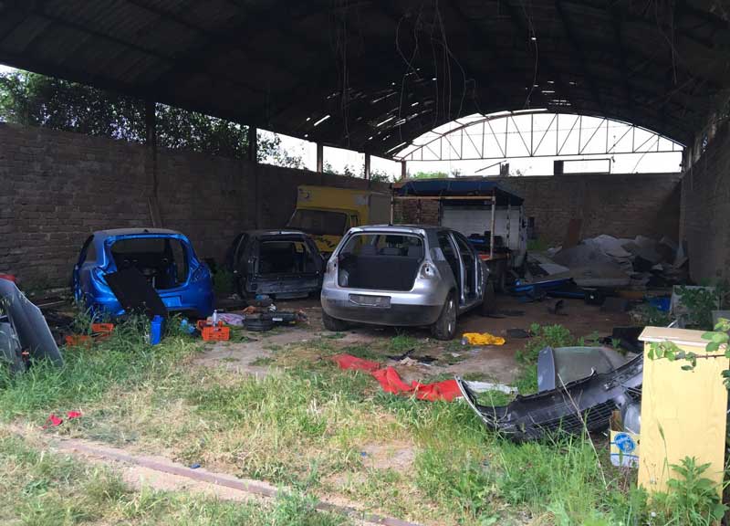 La Forestale scopre una centrale di riciclaggio di auto rubate La Forestale scopre una centrale di riciclaggio di auto rubate