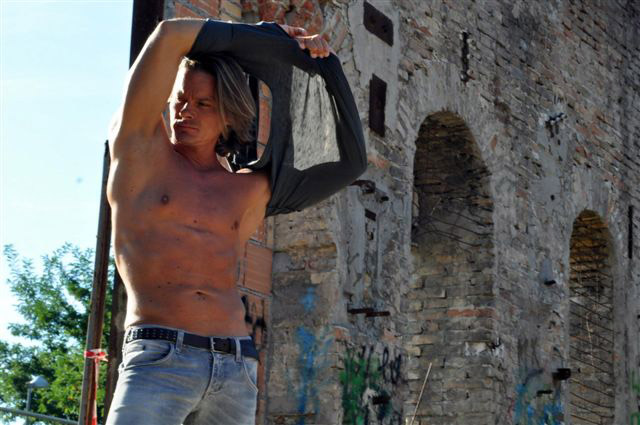 Il cantante Hervè Olivetti sbarca in Tunisia e canta contro l’isis Il cantante Hervè Olivetti sbarca in Tunisia e canta contro l’isis