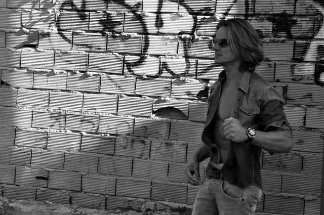 Il cantante Hervè Olivetti sbarca in Tunisia e canta contro l’isis Il cantante Hervè Olivetti sbarca in Tunisia e canta contro l’isis
