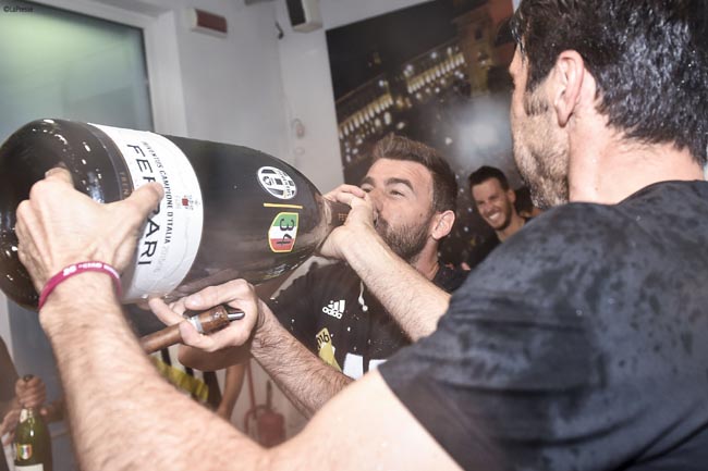 Fiumi di Ferrari Trento Doc per il 34 scudetto della Juventus Fiumi di Ferrari Trento Doc per il 34 scudetto della Juventus
