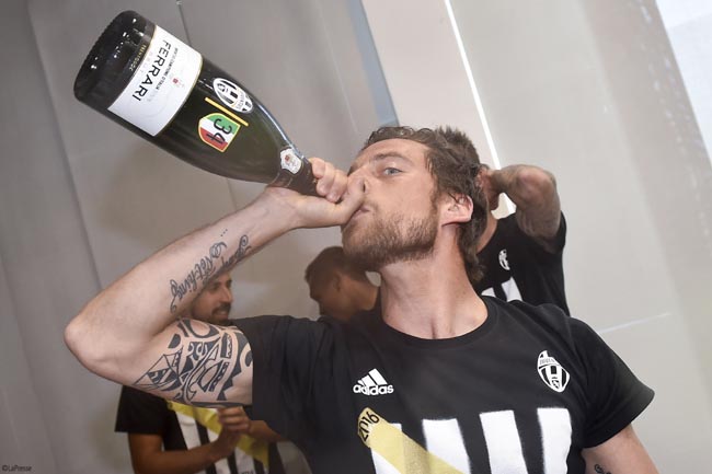 Fiumi di Ferrari Trento Doc per il 34 scudetto della Juventus Fiumi di Ferrari Trento Doc per il 34 scudetto della Juventus