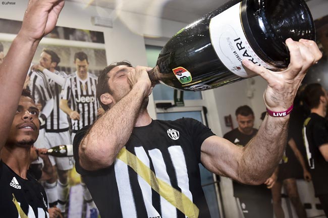 Fiumi di Ferrari Trento Doc per il 34 scudetto della Juventus Fiumi di Ferrari Trento Doc per il 34 scudetto della Juventus