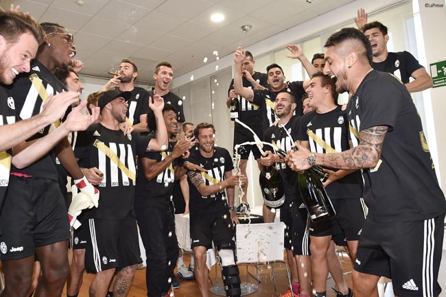 Fiumi di Ferrari Trento Doc per il 34 scudetto della Juventus Fiumi di Ferrari Trento Doc per il 34 scudetto della Juventus