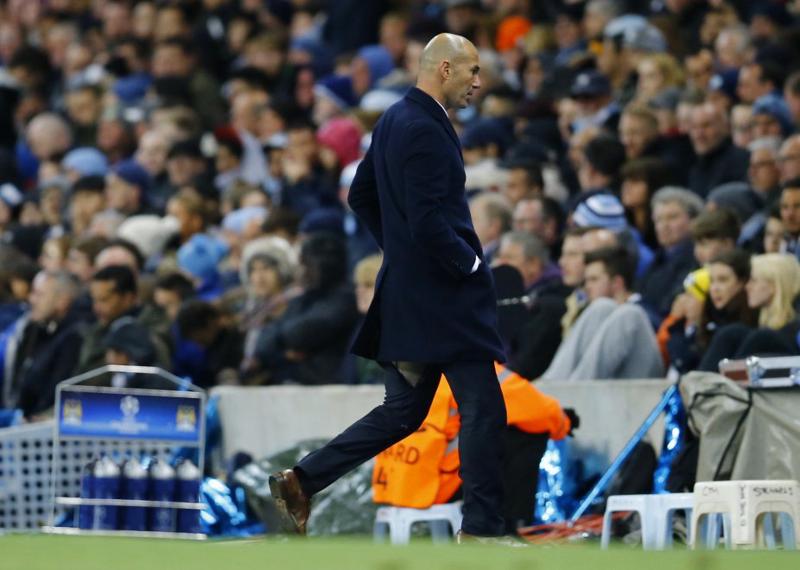 Zidane finisce di nuovo in mutande durante il match di Champions League Zidane finisce di nuovo in mutande durante il match di Champions League