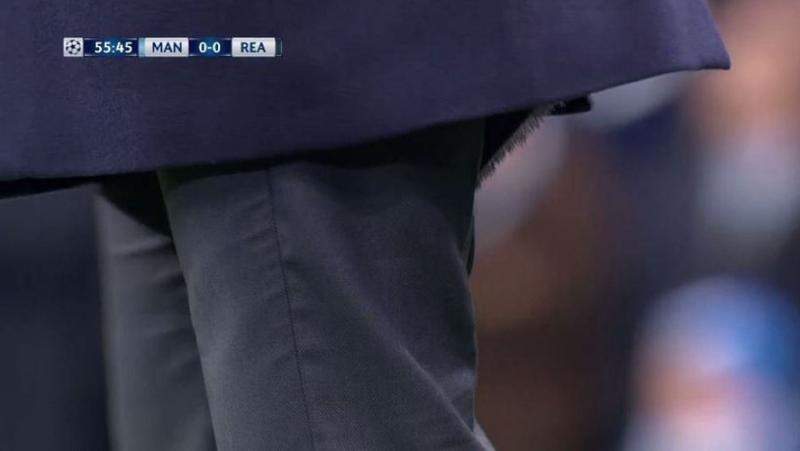 Zidane finisce di nuovo in mutande durante il match di Champions League Zidane finisce di nuovo in mutande durante il match di Champions League