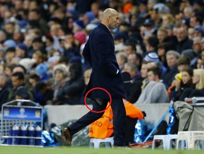 Zidane finisce di nuovo in mutande durante il match di Champions League Zidane finisce di nuovo in mutande durante il match di Champions League