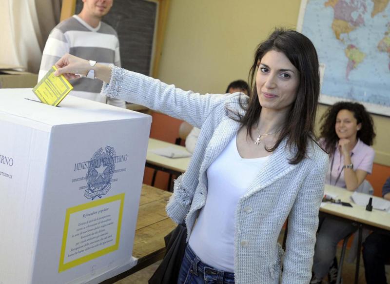 “Nel M5S destra e sinistra coesistono”. Virginia Raggi gioca l’asso pigliatutto