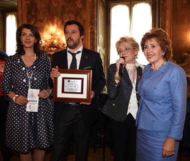Salvini: “Così Renzi ha ricattato Berlusconi attraverso Repubblica”