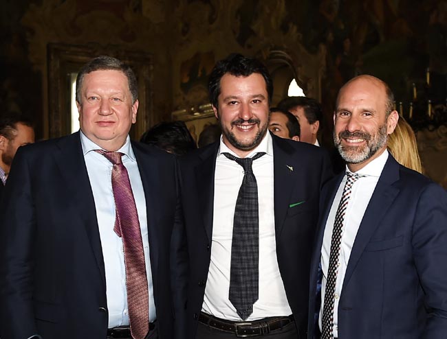 Salvini: “Così Renzi ha ricattato Berlusconi attraverso Repubblica”