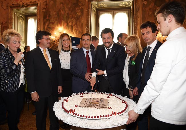 Salvini: “Così Renzi ha ricattato Berlusconi attraverso Repubblica”