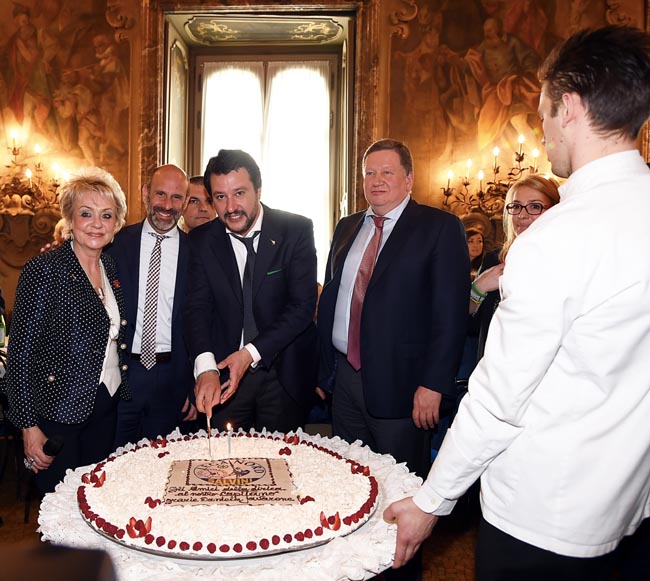 Salvini: “Così Renzi ha ricattato Berlusconi attraverso Repubblica”