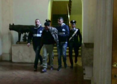 Si fingevano poliziotti e rapinavano turisti. Presa gang iraniani