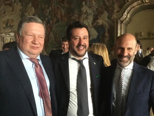 Salvini: “Così Renzi ha ricattato Berlusconi attraverso Repubblica”