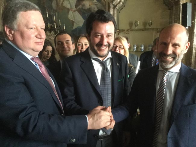 Salvini: “Così Renzi ha ricattato Berlusconi attraverso Repubblica”