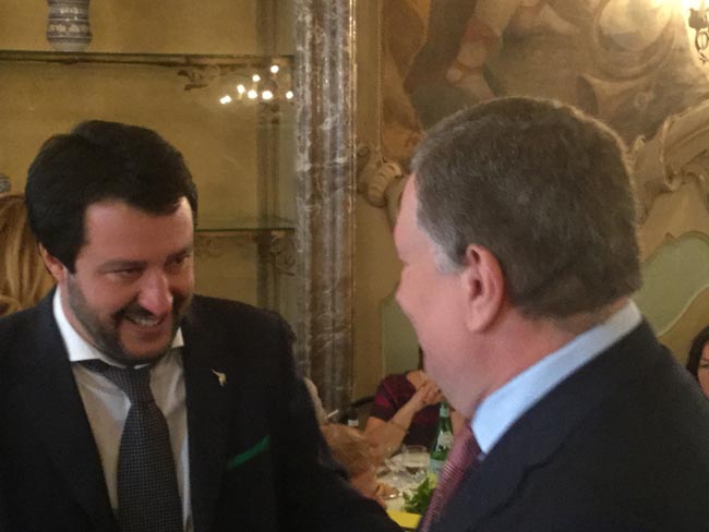 Salvini: “Così Renzi ha ricattato Berlusconi attraverso Repubblica”