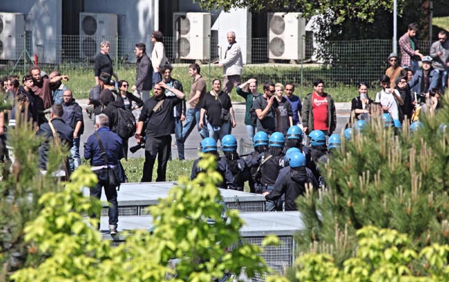 Pisa, scontri al corteo anti Renzi: feriti Pisa, scontri al corteo anti Renzi: feriti