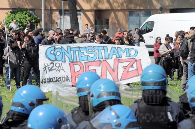 Pisa, scontri al corteo anti Renzi: feriti Pisa, scontri al corteo anti Renzi: feriti