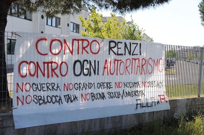 Pisa, scontri al corteo anti Renzi: feriti Pisa, scontri al corteo anti Renzi: feriti