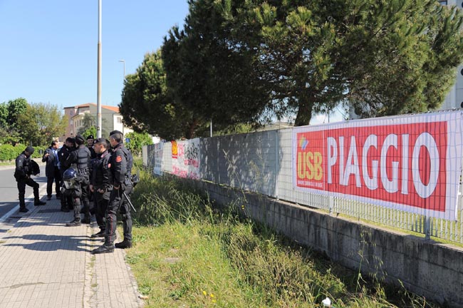 Pisa, scontri al corteo anti Renzi: feriti Pisa, scontri al corteo anti Renzi: feriti